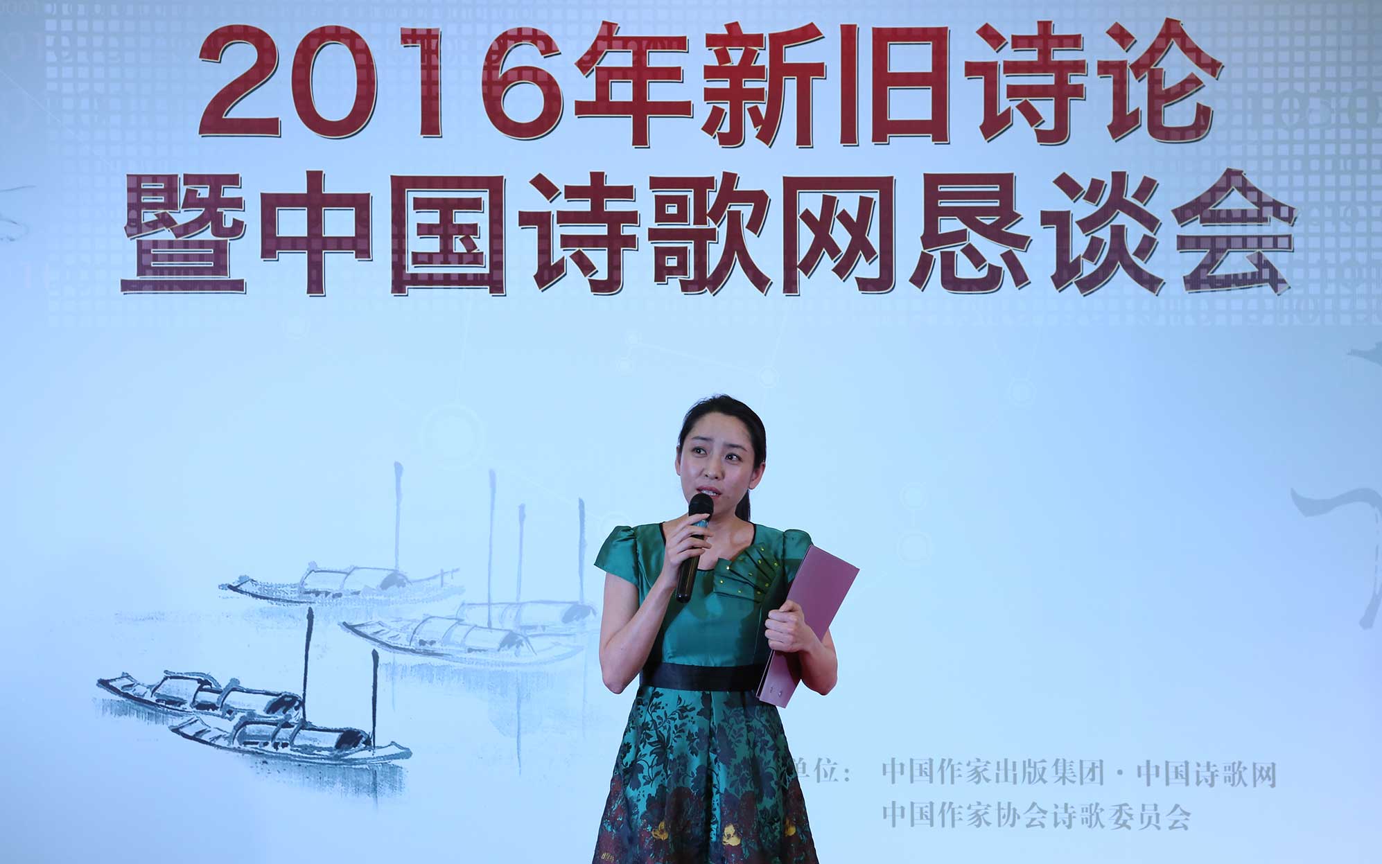 随后，余颖朗诵了叶延滨的作品《谢谢黎明》，“谢谢黎明，谢谢老朋友的相约/用阳光编织生活的一切包括她的影子......”包含了对美好生活的感激之情。