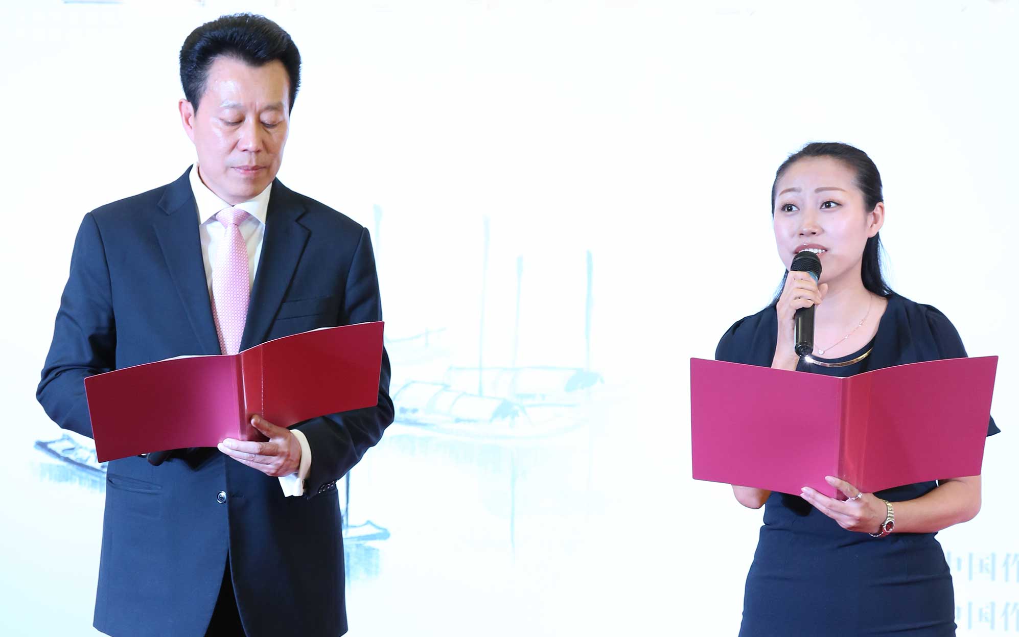 由李军、杜雨桐带来的何建明诗作《为什么我还有梦……》，“我祝愿我的祖国/到处长满鲜花和绿苔/我祝愿同胞们人人心中有梦，而且都能够/圆了自己的梦……”更是对中国梦的一种别样理解。